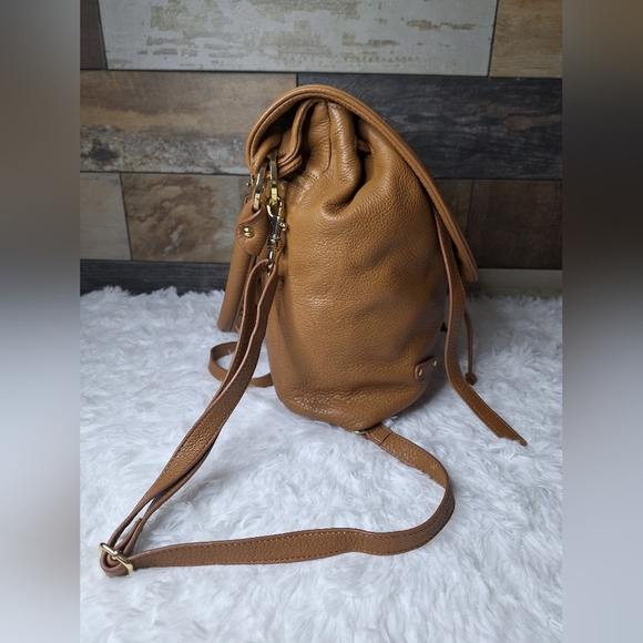 GILI Pebble Leather Shoulder/Crossbody/Convertable Backpack - Picture 3 of 12